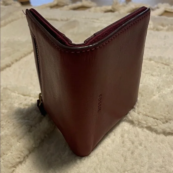 Fossil Burgundy Leather Bi-Fold Wallet - Picture 7 of 7